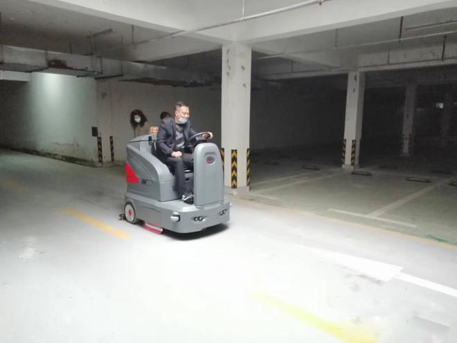 嘉模堂小区物业保洁不用人力改用驾驶式洗地机了